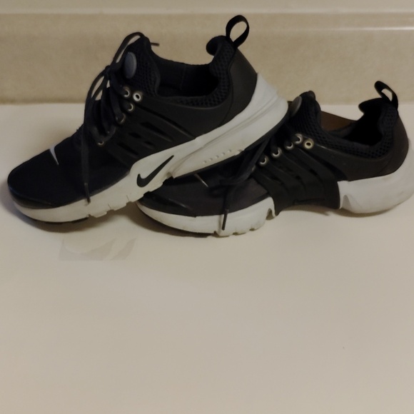 Nike Kids Black and White Athletic Shoes - Picture 7 of 9
